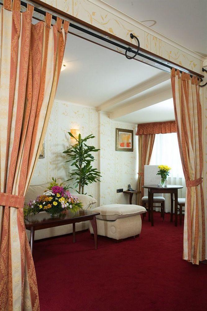 Capitol 4*
