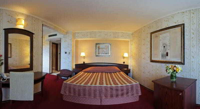 Capitol 4*
